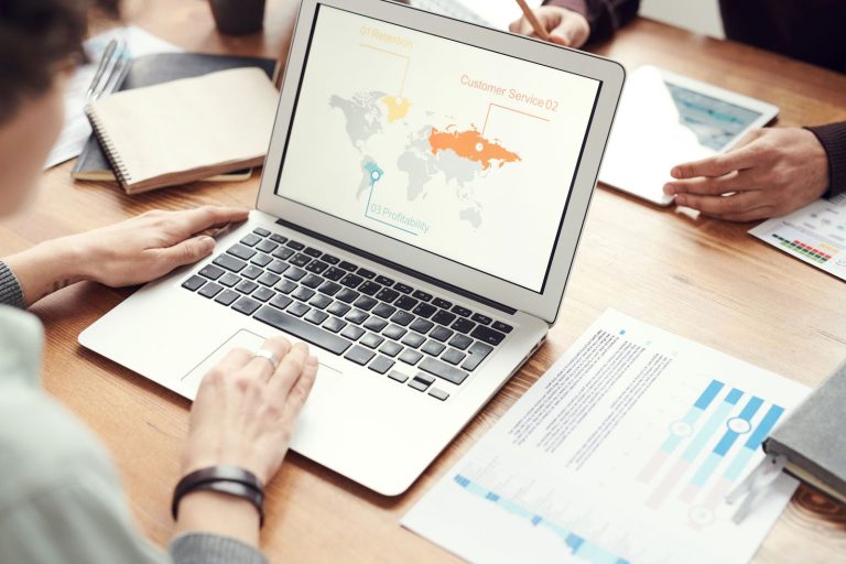 فريق يمثل أفضل شركة تسويق الكتروني في دمشق يناقش استراتيجية رقمية