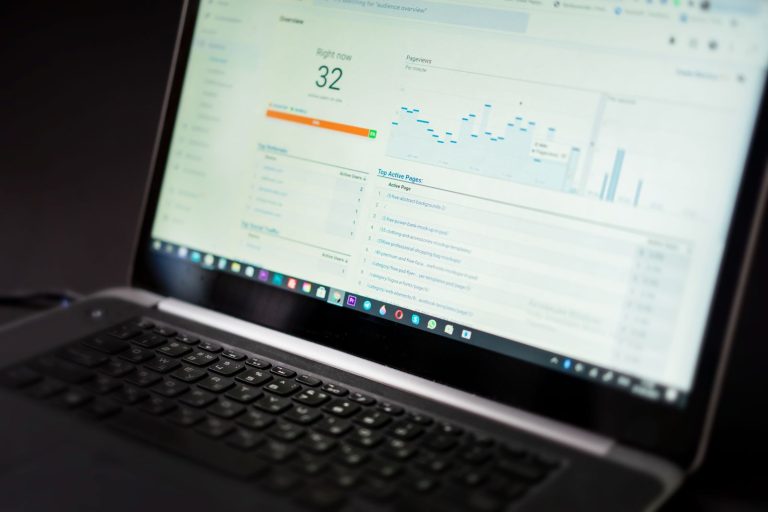 حاسوب محمول يعرض لوحة تحليلات ضمن تغطية إطلاق GPT-6 وأخبار التقنية للمسوّقين